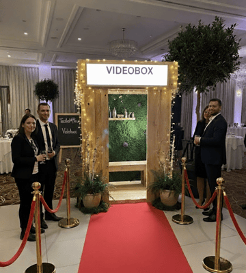 Exemple de vidéo box évènementielle pour les fêtes de fin d'année dans un hôtel