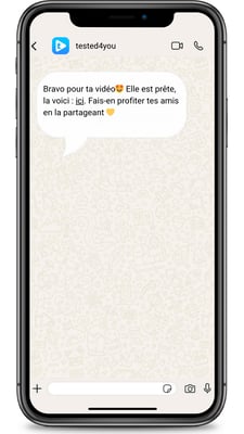 Photo d’un téléphone recevant un SMS avec un lien vers une vidéo de témoignage client authentique.