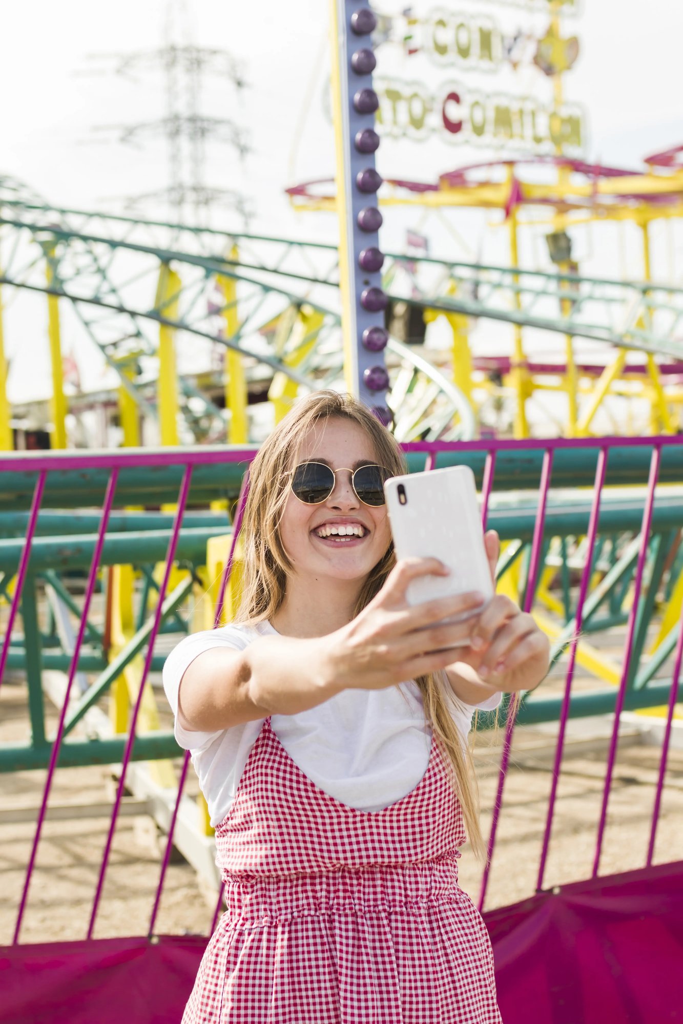 belle-jeune-femme-dans-parc-attractions