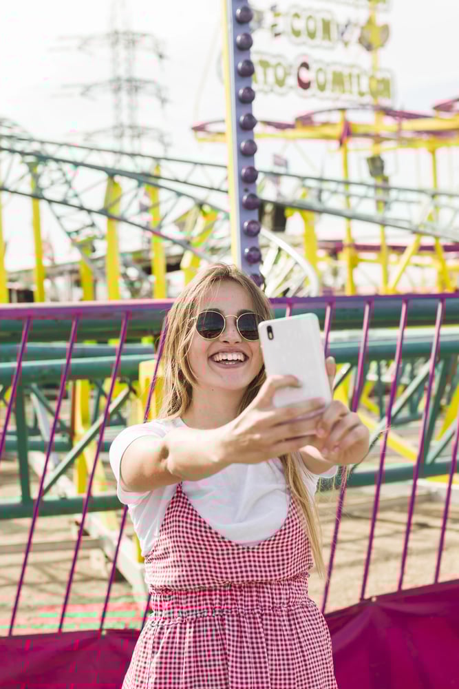 belle-jeune-femme-dans-parc-attractions belle-jeune-femme-dans-parc-attractions