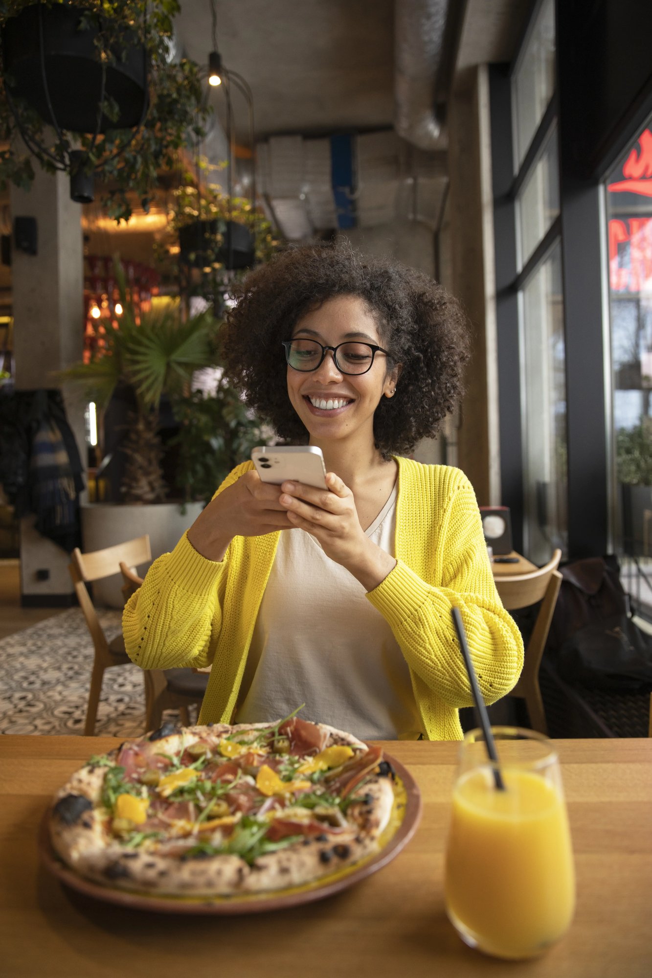 medium-shot-smiley-woman-with-pizza medium-shot-smiley-woman-with-pizza