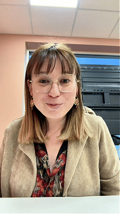 GIF montrant un expert se présentant et partageant un avis professionnel ou un conseil vidéo authentique.