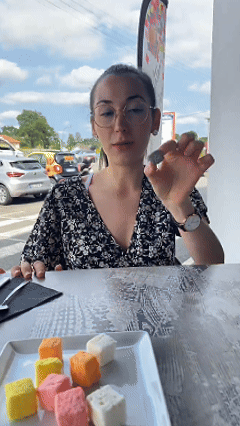 GIF montrant un client testant un produit et partageant son avis vidéo pour générer du contenu UGC