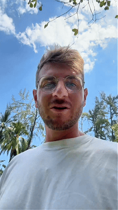 GIF réalisant un témoignage client vidéo authentique sur un service via la plateforme Tested4you